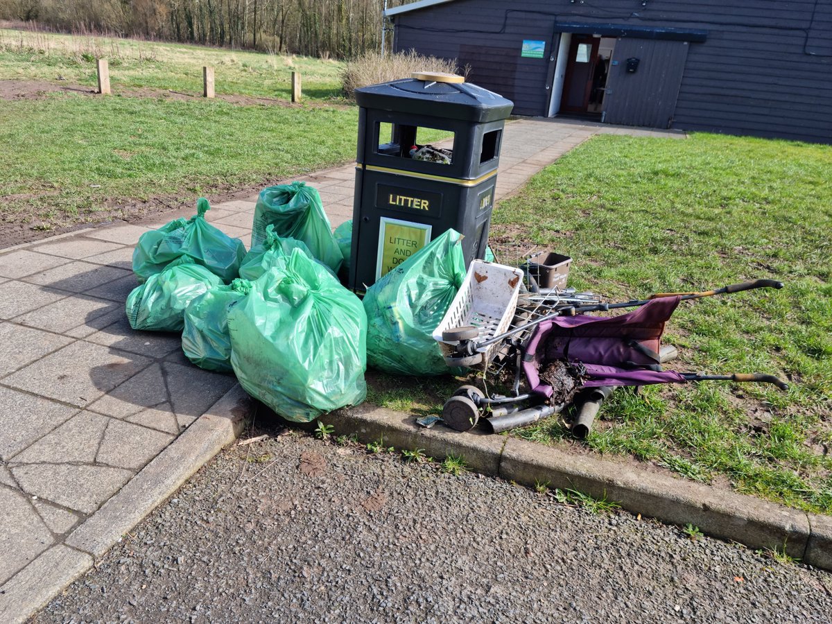 Lawthorn_PS's tweet photo. Community litter pick. Many thanks to the pupils in Primary 4a, 4b, 5a and 5b, our teachers, classroom assistants, parent/grandparent helpers and the Irvine Clean Up Crew who have helped to clean up parts of our local environment by removing litter. The children had a great time. https://t.co/rC3FFSSRdh
