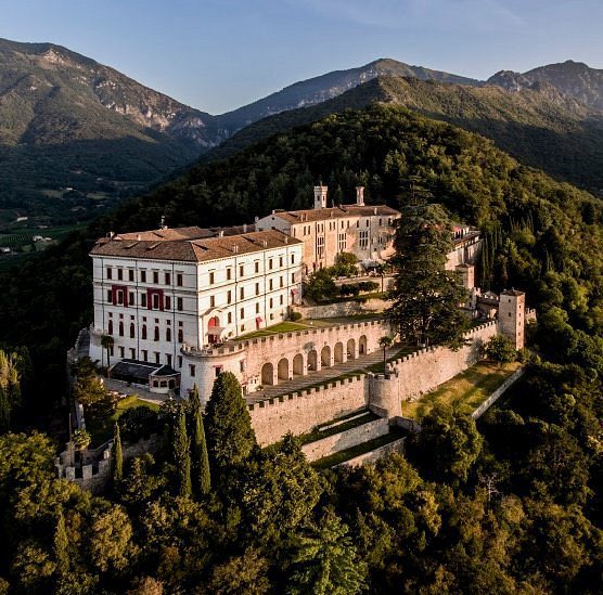 margher_italy's tweet photo. One of the largest castles in Europe — Castelbrando. That’s where we are going in just a few days now! #ViaVeneto WINE TOUR with a group of extraordinary people from the UK — watch this space! #italy #travels  #lifestyle @cambridgewine @TheWineSociety @WineSpectator @vinitalyclub https://t.co/zyXdqKwu1v