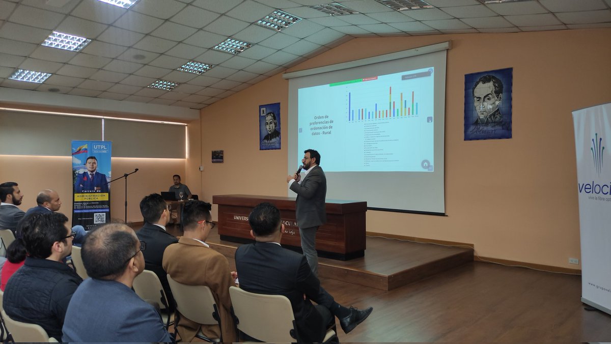 utpl's tweet photo. 🙌 La carrera de #AdministraciónPúblicaUTPL y la #FundaciónSomosPanas realizan el evento “COM-LO”, pensado en la formación y articulación de jóvenes de #Loja, quienes durante 4️⃣ días elaborarán propuestas de transformación local que serán presentadas al #gobiernomunicipal ✍️ https://t.co/Bdg9SrSE48