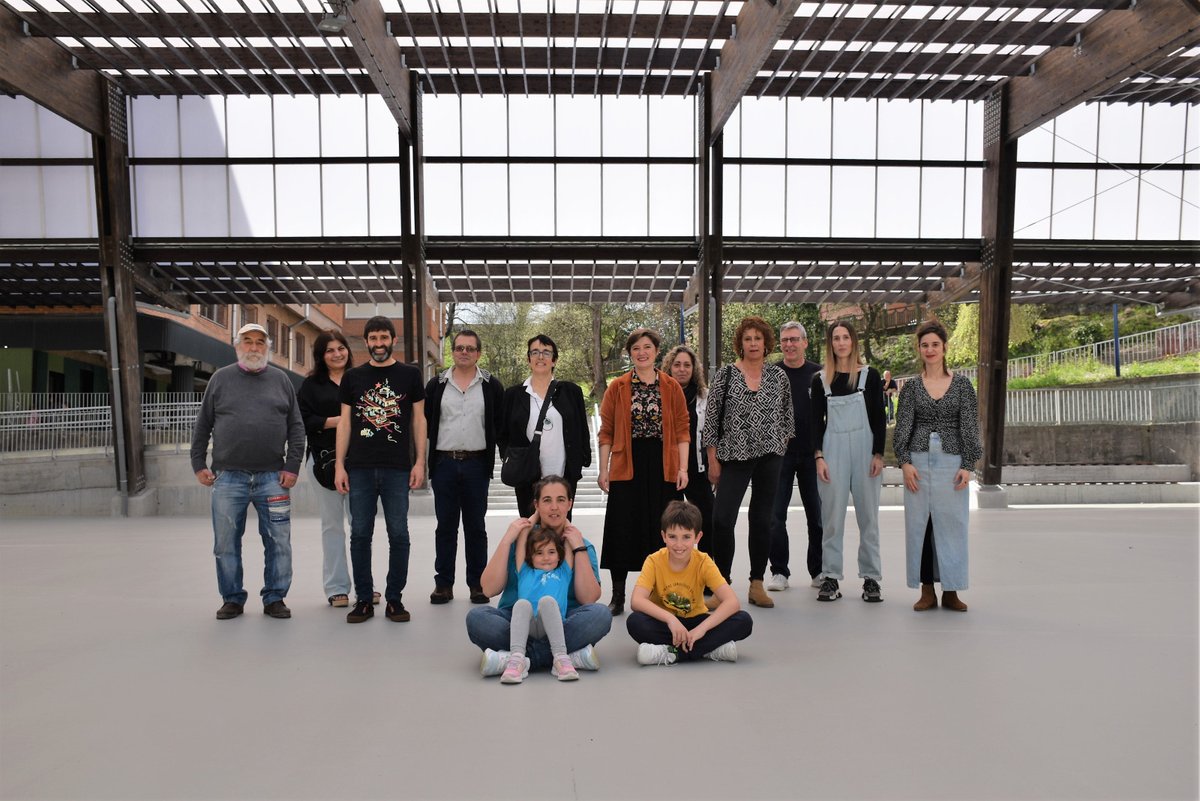 AizpeaOM's tweet photo. Koldo Mitxelena ikastetxearen #Markola eraikineko estalpea egiteko lanak ere amaitu dira.
Hezkuntza-komunitateak, Markola eraikineko eragileek eta #Agustinak auzoak, denek irabazi dute eremu bizigarri garrantzitsua.
Esan eta egin! #AgintaldirakoPlana @HerriBizia https://t.co/YattAQ6kg3