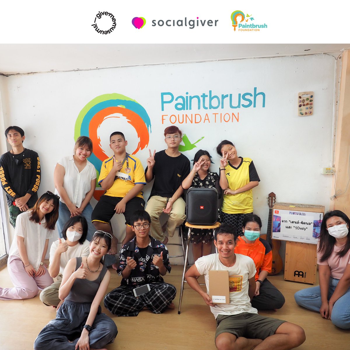 TENprojectTH's tweet photo. 🎂 #TEN_BDAY2023 — SPECIAL PART 19 ✨
#10velyxSocialgiver ได้ไปทำกิจกรรมร่วมกับน้อง ๆ ในการระบายสีโต๊ะเพื่อเพิ่มความสดใสให้กับชุมชนคลองเตย 🎨🖌️ พร้อมส่งมอบลำโพงบลูทูธเพื่อประกอบการเรียนการสอนให้กับน้อง ๆ 🎤
🔗 https://t.co/rnb7u2cQ6U
#GivexGiverwith10vely #PaintbrushFoundation https://t.co/aWDKbKx0bK
