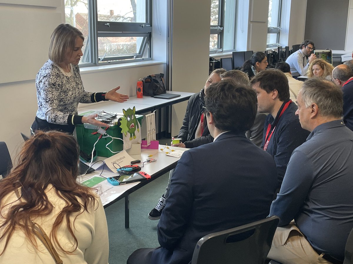 lgs_news's tweet photo. More discussions with our guests from Apple France - small group conversations with our staff ‘Jedi’ team about the impact on our teachers’ work. #LGSCreative https://t.co/tt65bJjf4R