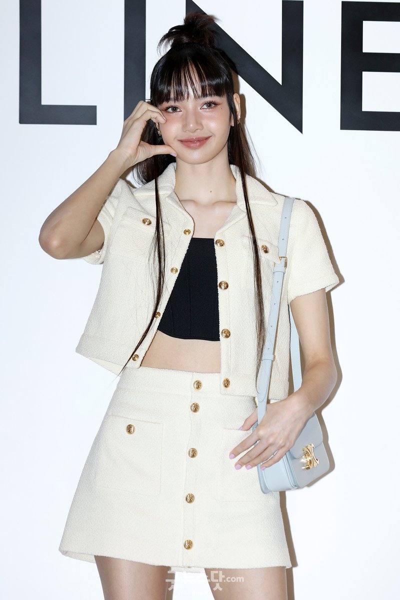 리사, 이건 특급 볼하트야
9oodnews.com/news/articleVi…
#리사 #LISA #블랙핑크 #BLACKPINK #CELINE #굿뉴스닷컴