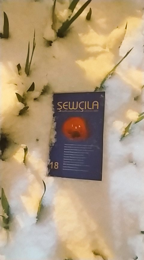 SHEWCHILA's tweet photo. 🌸Kovara Şewçila,
Diyarbekir de semtê Ofîse de PirtûkaKurdî û PayîzPirtûk de yena rotiş.
Îstanbul de zî, semtê Beyoğlu de, Cadeyê Îstîklalî de Medya Kitabevi de yena rotiş. 
Diyarbekiri,
Çewlîg û 
Anqara de destan ra zî yena vilakerdiş. https://t.co/hklnJWclHM