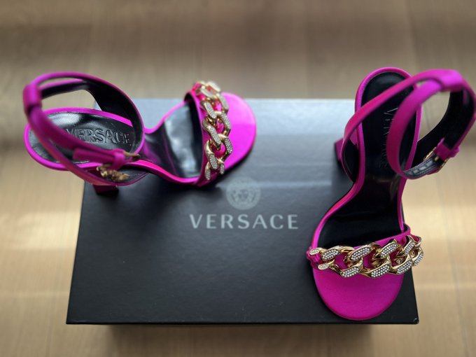 More gifts for me I&rsquo;m so spoiled 💅 https://t.co/h1MF7ITJOR