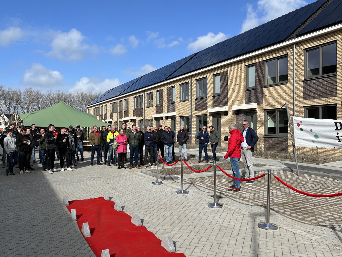 RJA_Ensing's tweet photo. Feestelijke afsluiting Fijn Wonen West. Bedankt! ⁦@fijnwonen⁩ ⁦@VanWijnenGroep⁩ ⁦@Woonplusactueel⁩#Schiedam https://t.co/MQUzuAY3IK