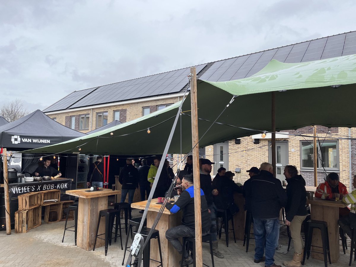 RJA_Ensing's tweet photo. Feestelijke afsluiting Fijn Wonen West. Bedankt! ⁦@fijnwonen⁩ ⁦@VanWijnenGroep⁩ ⁦@Woonplusactueel⁩#Schiedam https://t.co/MQUzuAY3IK