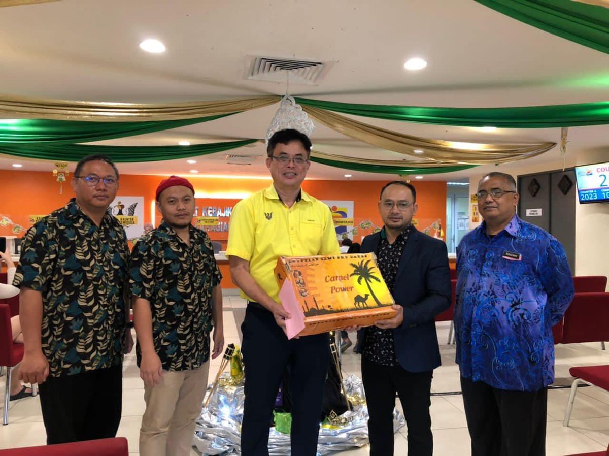 simkuihian's tweet photo. Is that time of the year, sharing the joys of #Ramadan with the various hospitals &amp; institutions, a tradition that I started since elected as Sarawak ADUN in 2016.   

Thanks #TeamDrSim - Tan Kai, James…for helping me up. 

#salamramadhan
#jagasarawakbait2

Skh🐝 https://t.co/GD5VsHXLSk