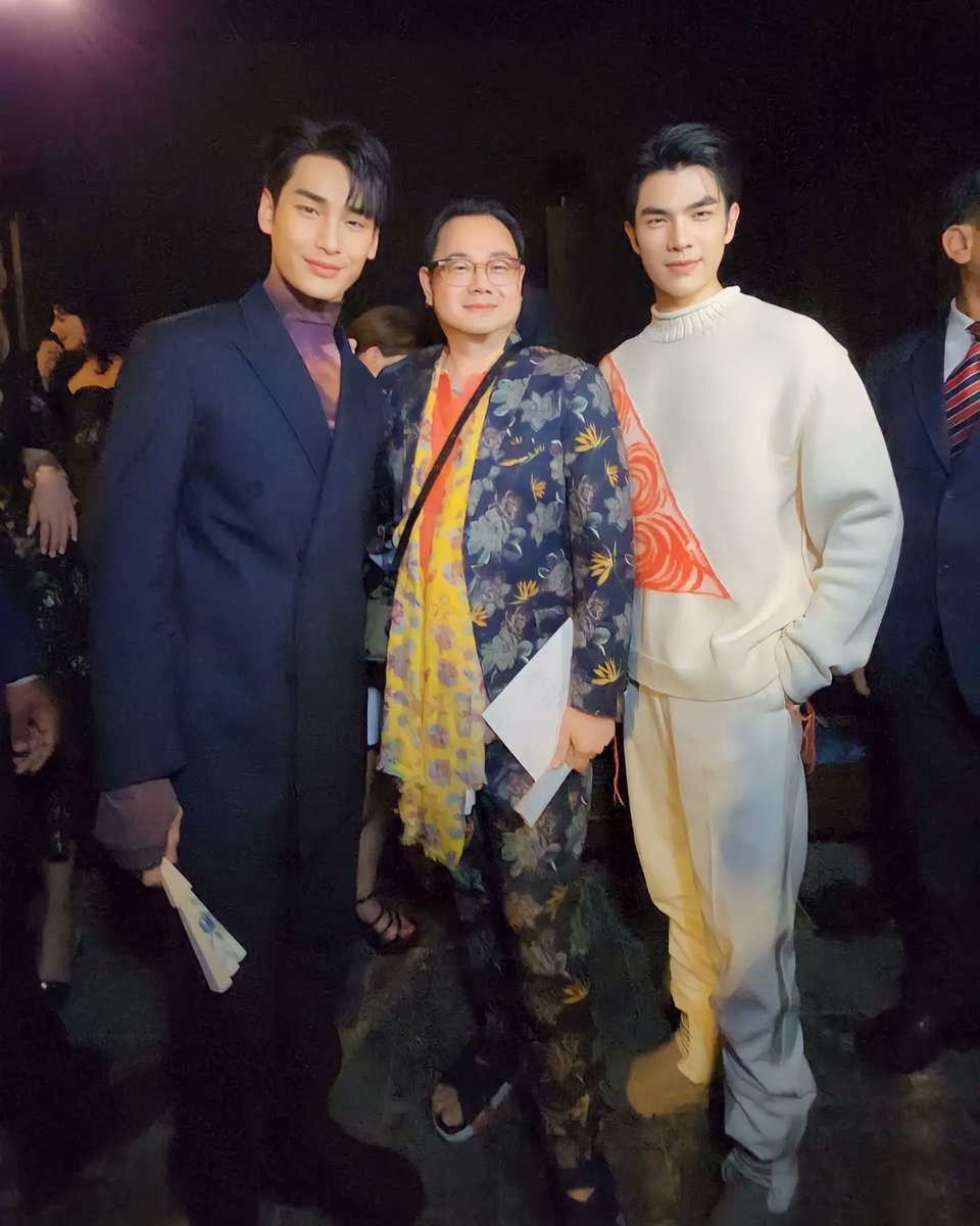 VogueThailand's tweet photo. มาแล้ว! ลุคแรกก่อนเข้าชมโชว์ @Dior คอลเล็กชั่นฤดูใบไม้ร่วง ปี 2023 ของ @milephakphum และ @Nnattawin1 ที่เดินทางลัดฟ้าไปร่วมชมโชว์ไกลถึงมุมไบ ประเทศอินเดีย #Dior #DiorFall23 #MileApo #MileApoXDior https://t.co/9FVfmKNcgH