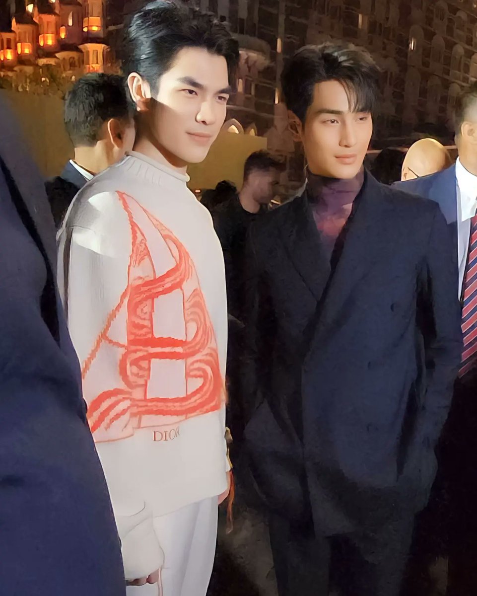 VogueThailand's tweet photo. มาแล้ว! ลุคแรกก่อนเข้าชมโชว์ @Dior คอลเล็กชั่นฤดูใบไม้ร่วง ปี 2023 ของ @milephakphum และ @Nnattawin1 ที่เดินทางลัดฟ้าไปร่วมชมโชว์ไกลถึงมุมไบ ประเทศอินเดีย #Dior #DiorFall23 #MileApo #MileApoXDior https://t.co/9FVfmKNcgH