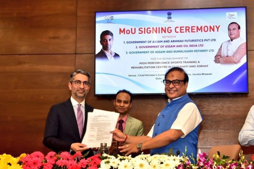 OilIndiaLimited's tweet photo. Hon'ble CM praised OIL for promoting Sports in Assam while CMD OIL thanked the CM, Assam for his continued support towards OIL. Shri Ranjan Goswami, CGM (PR), OIL & Director, Sports & Youth Welfare, GoA signed the MoU. @CMOfficeAssam #OilIndiaLtd #PromotingSports #oilindia https://t.co/DM2Ey7LXaI