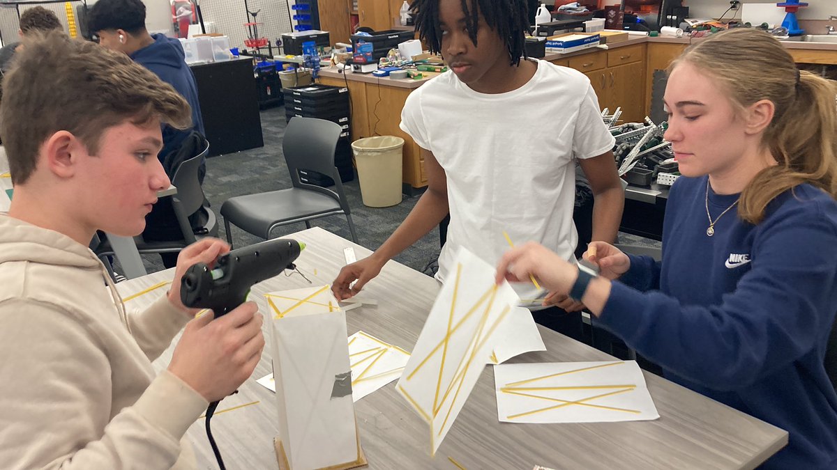 JELPLTW's tweet photo. Tower build day. Tomorrow they try to survive the coming disasters. Stay tuned. @msdwt @JELCC @NCHS_IN https://t.co/QPCpudtSFO