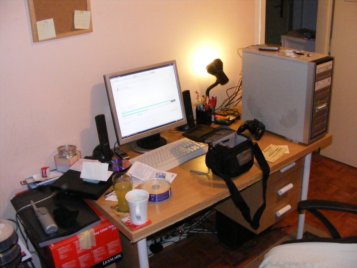 drmilosz's tweet photo. @LinusTech From 2007, student apartment, Celeron Intel inside. https://t.co/Lb08cLW8Oa