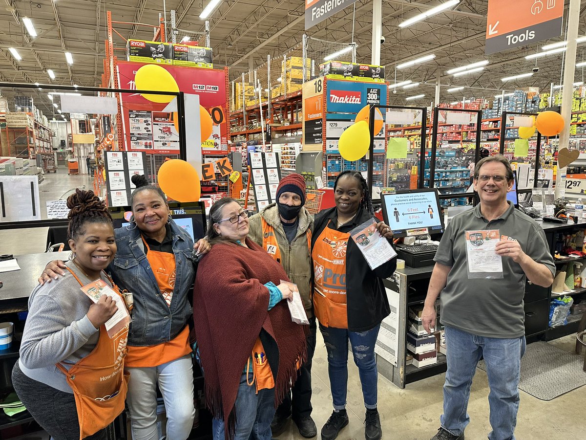 JyssicaLong's tweet photo. hot dogs with our pros and cant forget to recognize the team behind it all.. thank you sandy, rhoda,linda, love, mel, and tim for all of your handwork @JasonEidamTHD @MeganTorresD305 @Stephan68335720 @RhondaFrisco https://t.co/NQ56LoitFM