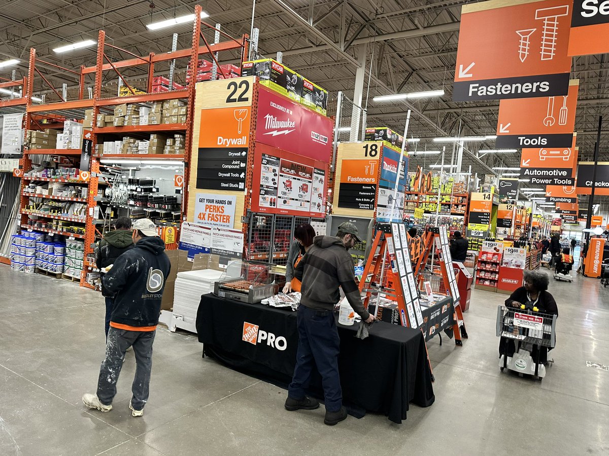 JyssicaLong's tweet photo. hot dogs with our pros and cant forget to recognize the team behind it all.. thank you sandy, rhoda,linda, love, mel, and tim for all of your handwork @JasonEidamTHD @MeganTorresD305 @Stephan68335720 @RhondaFrisco https://t.co/NQ56LoitFM