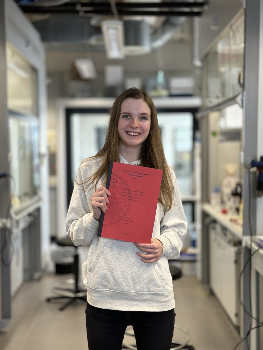 GroupSeibel's tweet photo. Today we have two reasons to celebrate! Anna and Robin (@robinelflein ) successfully finished their master theses! Congratulations and we wish you all the best for your future! #chemistry #science #bioorganic #masterthesis https://t.co/G9PLIe08BM