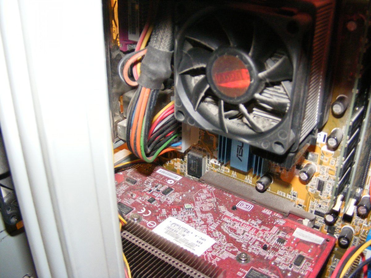 drmilosz's tweet photo. @LinusTech From 2007, student apartment, Celeron Intel inside. https://t.co/Lb08cLW8Oa