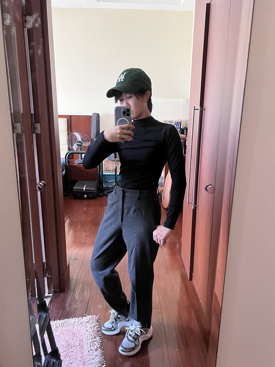 pingping0518's tweet photo. HAHA I don’t recognize myself 😂😂😂 so this is the power of long sleeve black shirts 😂😂😂 https://t.co/oAO5WwNes5