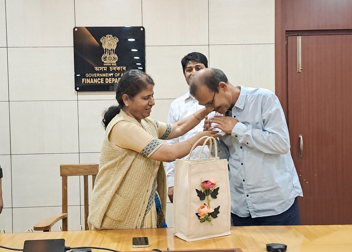 AjantaNeog's tweet photo. Met a section of officials from the Dept of Finance and DIPR, who played key roles in the preparation of the Budget 2023-24, at a tea party at Janata Bhawan today. https://t.co/JdD30bwHkK
