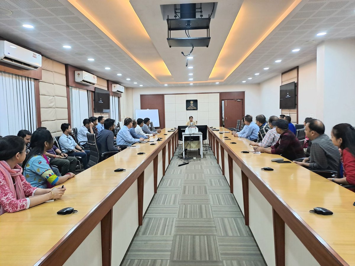 AjantaNeog's tweet photo. Met a section of officials from the Dept of Finance and DIPR, who played key roles in the preparation of the Budget 2023-24, at a tea party at Janata Bhawan today. https://t.co/JdD30bwHkK