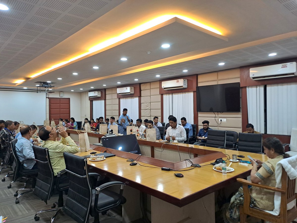 AjantaNeog's tweet photo. Met a section of officials from the Dept of Finance and DIPR, who played key roles in the preparation of the Budget 2023-24, at a tea party at Janata Bhawan today. https://t.co/JdD30bwHkK