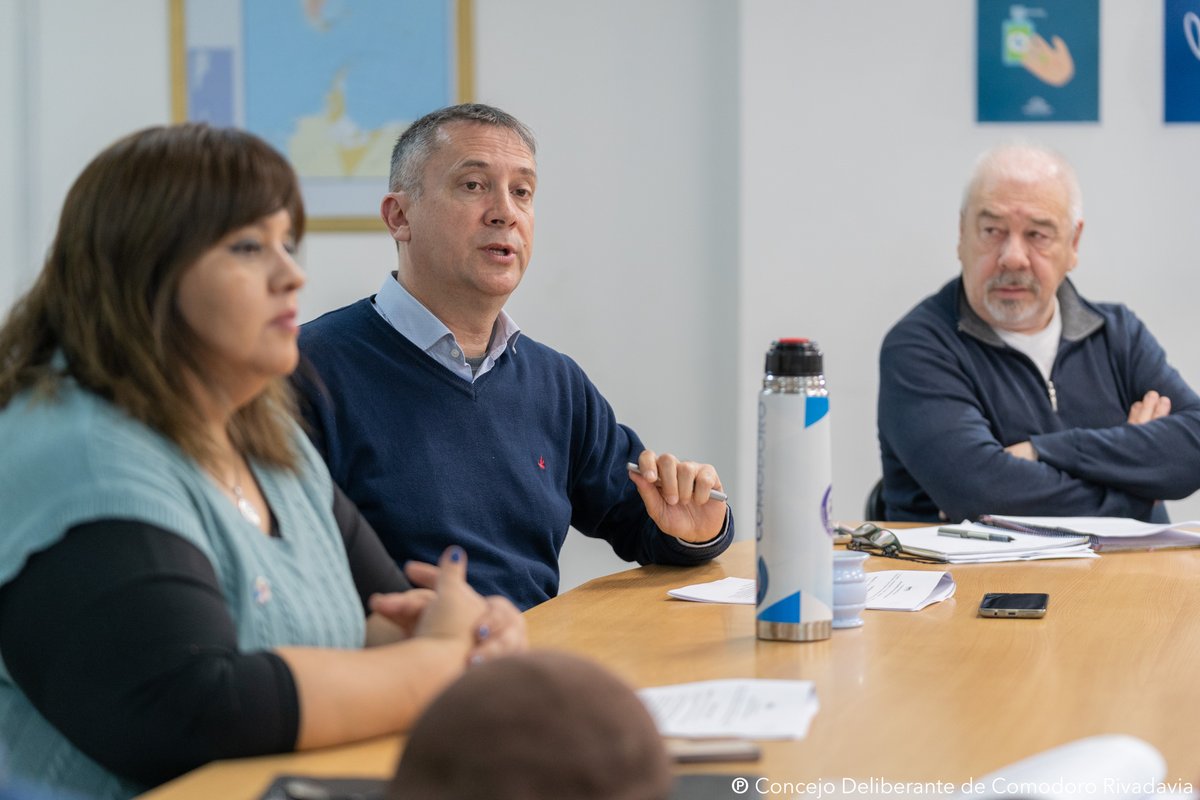ConcejoCOMODORO's tweet photo. Plenario de concejales en reunión con el #EnCoSeP por modificación de la Ordenanza de Servicios Públicos que pretende dotar de mayores facultades al Ente de Control de Servicios Públicos. #Ord6050 https://t.co/KTGPjUGelW