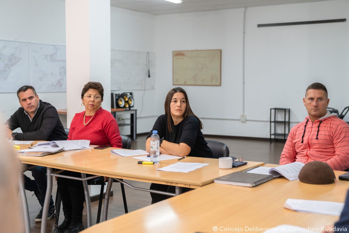 ConcejoCOMODORO's tweet photo. Plenario de concejales en reunión con el #EnCoSeP por modificación de la Ordenanza de Servicios Públicos que pretende dotar de mayores facultades al Ente de Control de Servicios Públicos. #Ord6050 https://t.co/KTGPjUGelW