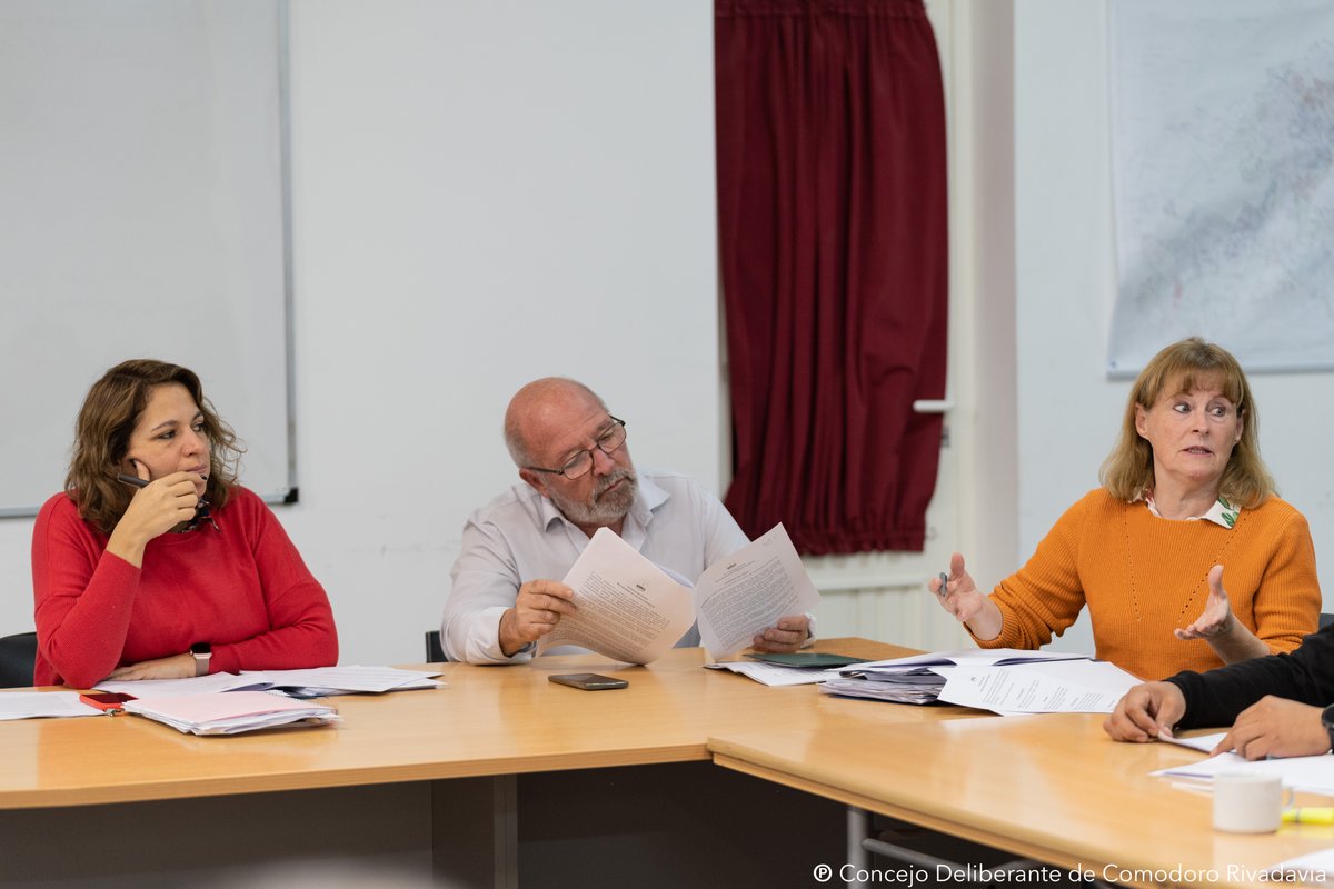 ConcejoCOMODORO's tweet photo. Plenario de concejales en reunión con el #EnCoSeP por modificación de la Ordenanza de Servicios Públicos que pretende dotar de mayores facultades al Ente de Control de Servicios Públicos. #Ord6050 https://t.co/KTGPjUGelW