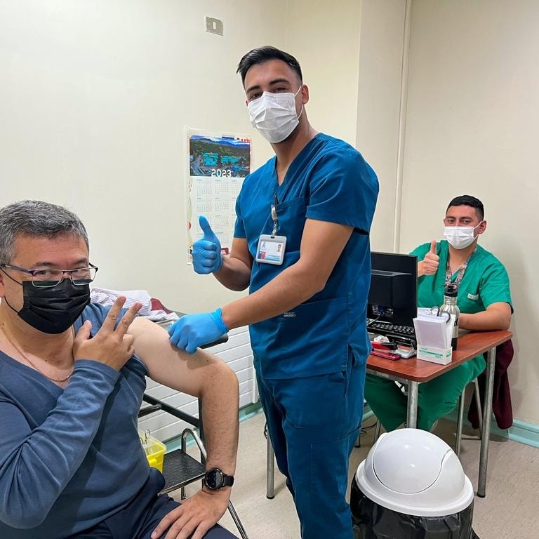 Hoy, nuestra Seremi <a href="/CarmenGMonsalve/">Carmen Gloria Monsalve Gómez</a> junto a directivos y representantes de gremios de la salud, además de funcionari@s del <a href="/HospitalCoyhaiq/">Hospital Regional Coyhaique</a> reforzaron la importancia de la vacunación contra el #COVID19 y la #Influenza.  Cuida tu salud y la de tu familia #VacúnateConLaDupla