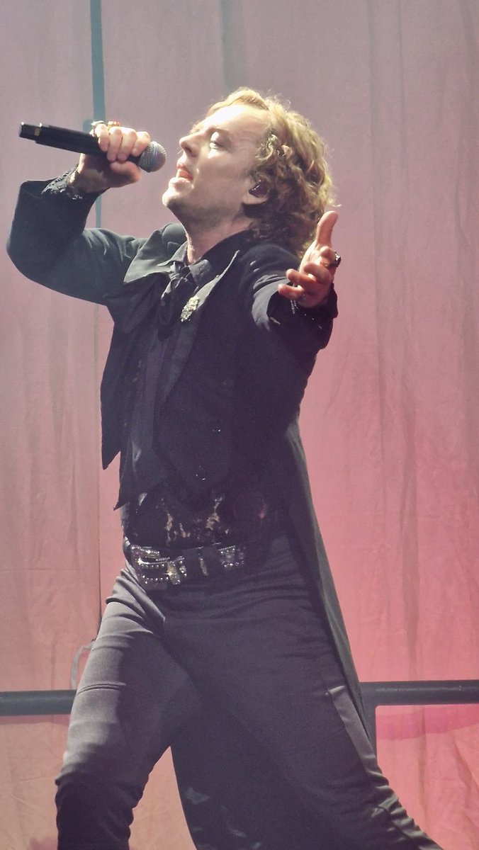 luluescreations's tweet image. One of my dreams ✨️ was to see him in concert and well it's done, fan since the first hour, I still don't realize 💜💜💜. Thank you @darrenhayes for an exceptional show 🎤, it will remain etched in my memories 💜💜😍 @LondonPalladium #SJMVIP #ontour #DoYouRemember #frenchfan