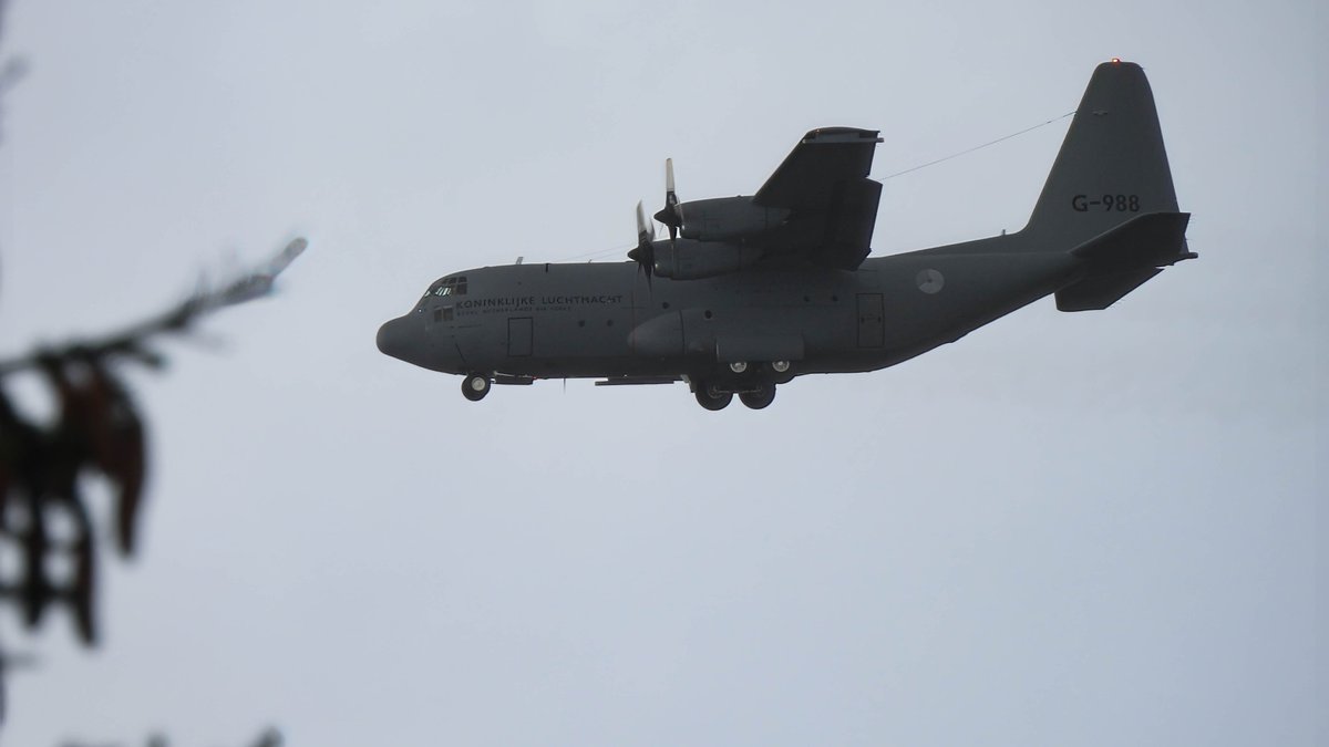 EHEH_Spotter's tweet photo. 🇳🇱RNLAF Lockheed C-130H Hercules G-988  #480C06 as flight #NAF78 @ EHEH

'Pan Pan Pan' -> Right Gear Issue -> precautionary landing.

NAF78 low fly-by for gear check , tower did not see any wrong with the gear (📷). 

Safe landing @ EHEH , well done pilots /ATC

#NLspot #RNLAF https://t.co/hDwegY4t0n
