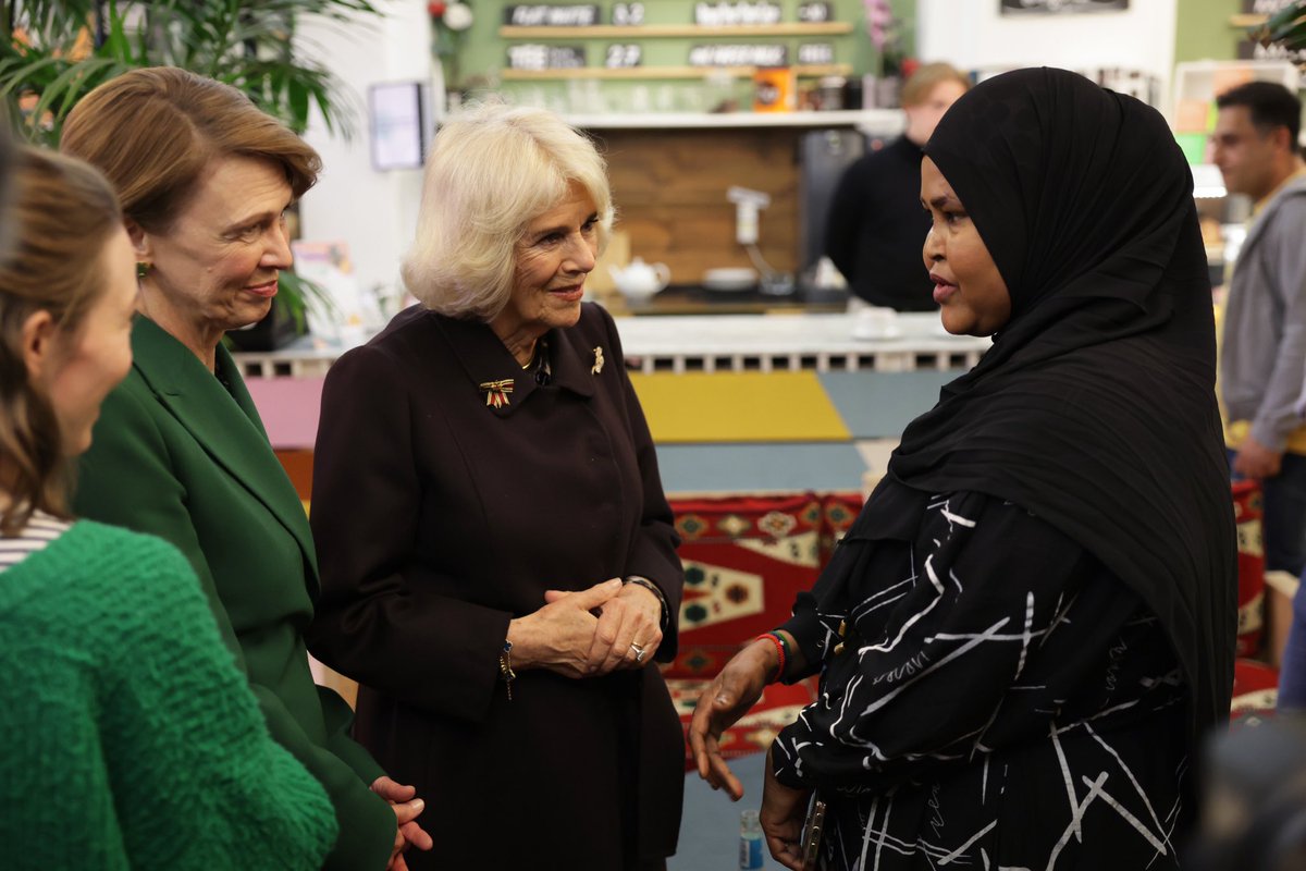 RoyalFamily's tweet photo. In the heart of Kreuzberg, The Queen Consort met staff, volunteers and residents at Refugio, a meeting place for locals and new Berlin residents.

The centre hosts regular language cafes where non-native speakers can practise with friends. #RoyalVisitGermany https://t.co/cl5DlvXDKN