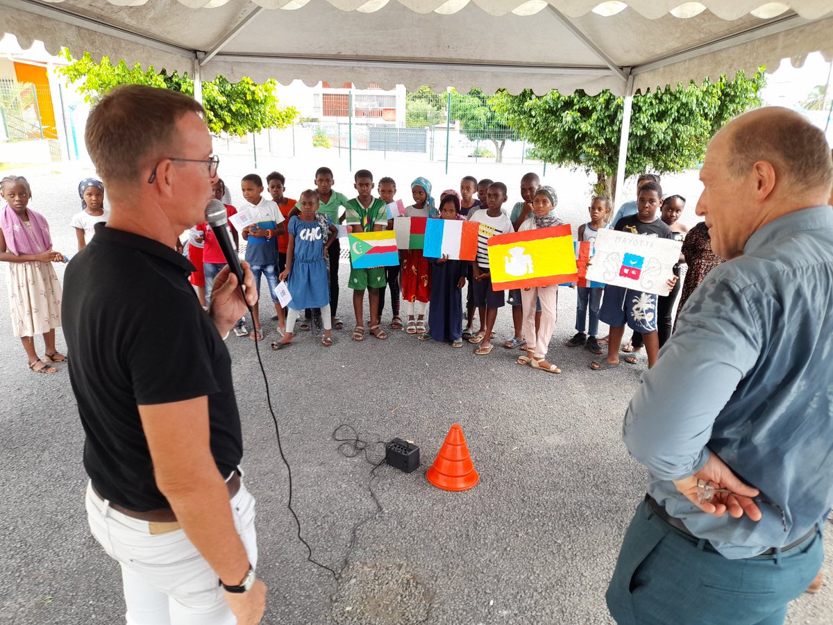 ac_mayotte's tweet photo. 🌍 Semaine des #languesvivantes.
▶️ Visite du recteur à l'école T17 de Labattoir.
👉 accueil du recteur et des inspecteurs par les élèves, dans différentes #langues
👉démonstration d'un cours d'#anglais avec l'assistant vocal #captainKelly et la chargée de mission LV 1er degré https://t.co/5XFmtHnxlY
