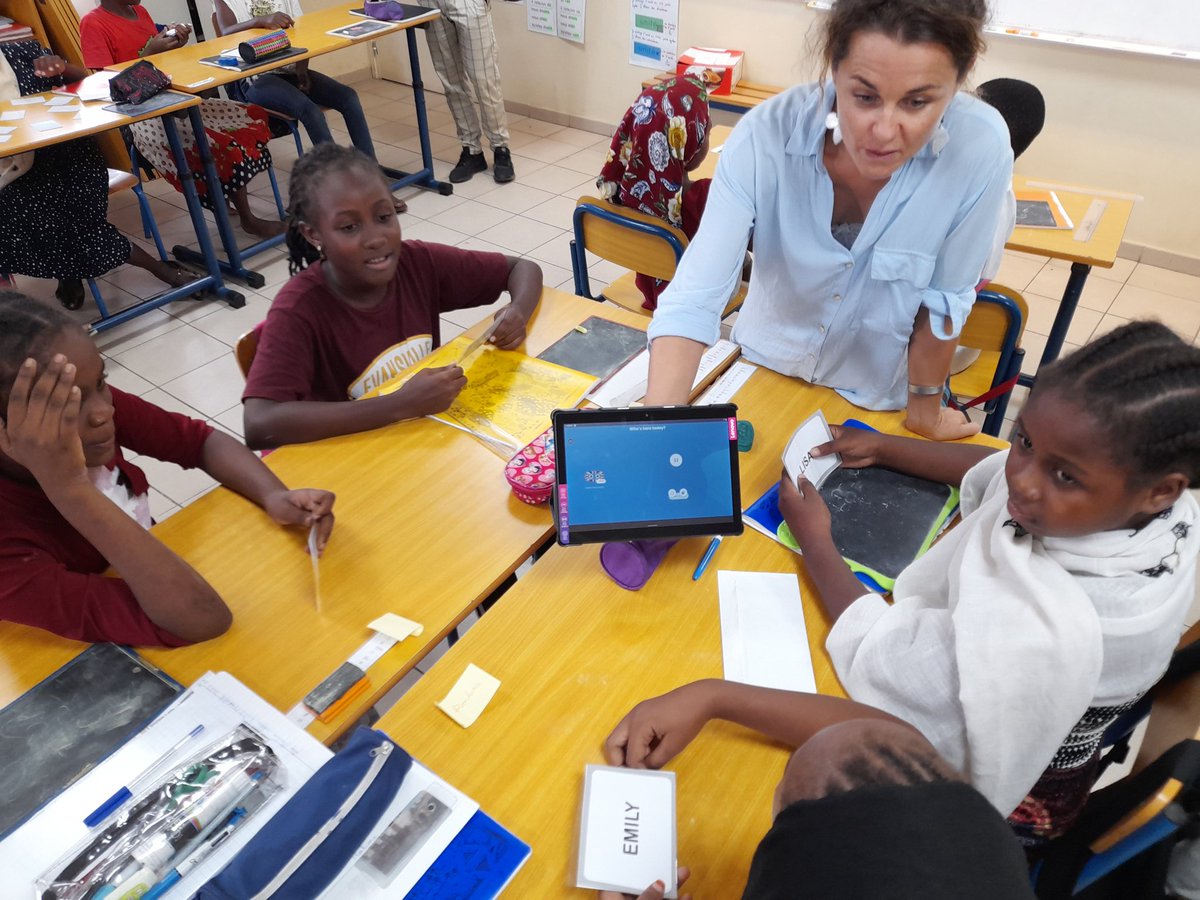 ac_mayotte's tweet photo. 🌍 Semaine des #languesvivantes.
▶️ Visite du recteur à l'école T17 de Labattoir.
👉 accueil du recteur et des inspecteurs par les élèves, dans différentes #langues
👉démonstration d'un cours d'#anglais avec l'assistant vocal #captainKelly et la chargée de mission LV 1er degré https://t.co/5XFmtHnxlY