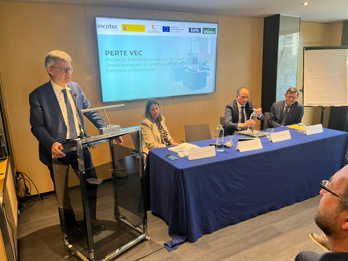 IndustriaGob's tweet photo. 🚙 El SG de Industria y Pyme, Francisco Blanco, asiste a la
primera junta inaugural del proyecto SONNMESyC, seleccionado como proyecto tractor dentro del #PERTE_VEC. 

Allí explica las novedades de la segunda convocatoria del Perte que movilizará más de 2.000 M€ públicos. https://t.co/oo9NdNUXUB