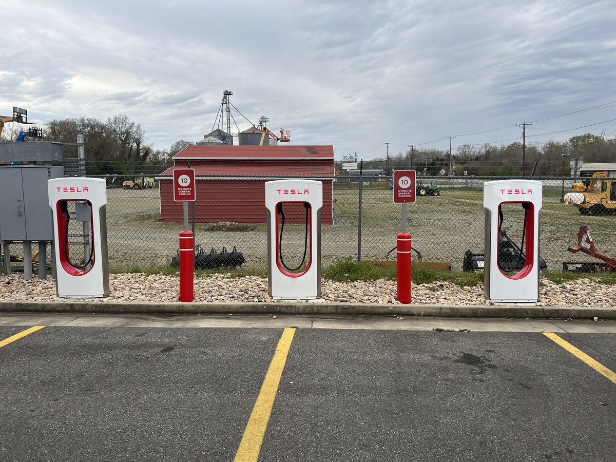 Our State Director @MrTJTurner  spotted @Tesla EV Charging Stations at a @sheetz in Southboston,VA. #cleanenergy @ConsEnergyNet @CRESenergy