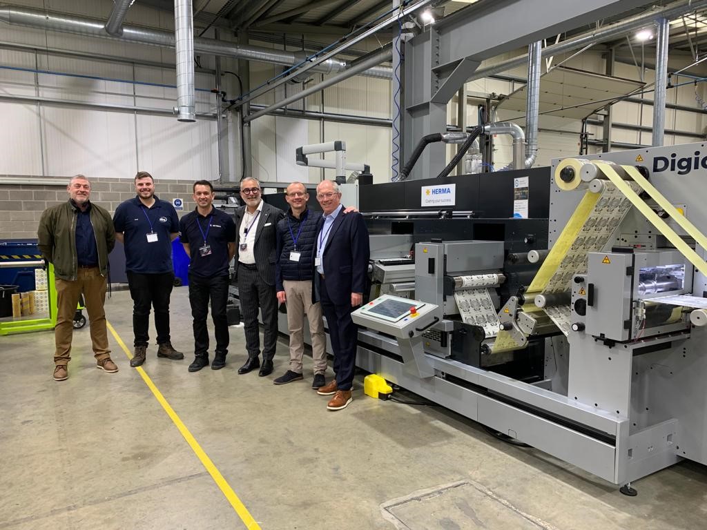 ACTEGA_global's tweet photo. A special thanks to our partner A B Graphic International for the great open house event where we could exchange about #sustainability, automation and future trends. Our sustainable metallization technology #ECOLEAF was explained by Paolo Grasso and demonstrated in a live demo. https://t.co/2xwSYz9A7t