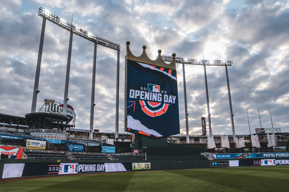 Royals's tweet photo. Best day of the year.

#OpeningDay // #WelcomeToTheCity https://t.co/hOK0ehiF05