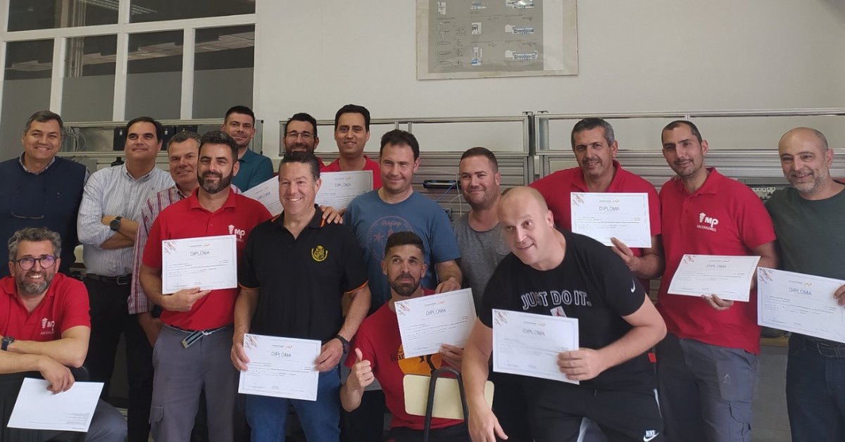 SalesianosSTRD's tweet image. 🔵FP | Nuestro profesor Rafa Madrid imparte a 15 trabajadores de 🛗 @mpascensores un curso de capacitación básica en inst. neumáticas. Además ha presentado un libro 📕 sobre &apos;programación de sistemas automáticos&apos; con la #editorialsintesis
Mas info. en: trinidad.salesianos.edu/colegio/blog/2…