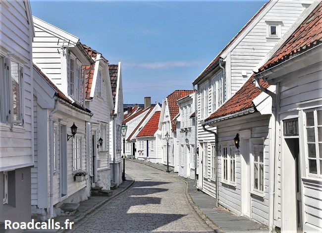 roadcalls's tweet photo. 👉 A venir prochainement sur le blog : le guide détaillé de la charmante petite ville de Stavanger, sur la côte ouest de la Norvège 🇳🇴. En attendant je vous partage déjà cette photo du quartier historique, "Gamle Stavanger", pittoresque au possible. https://t.co/9SMTlrruch