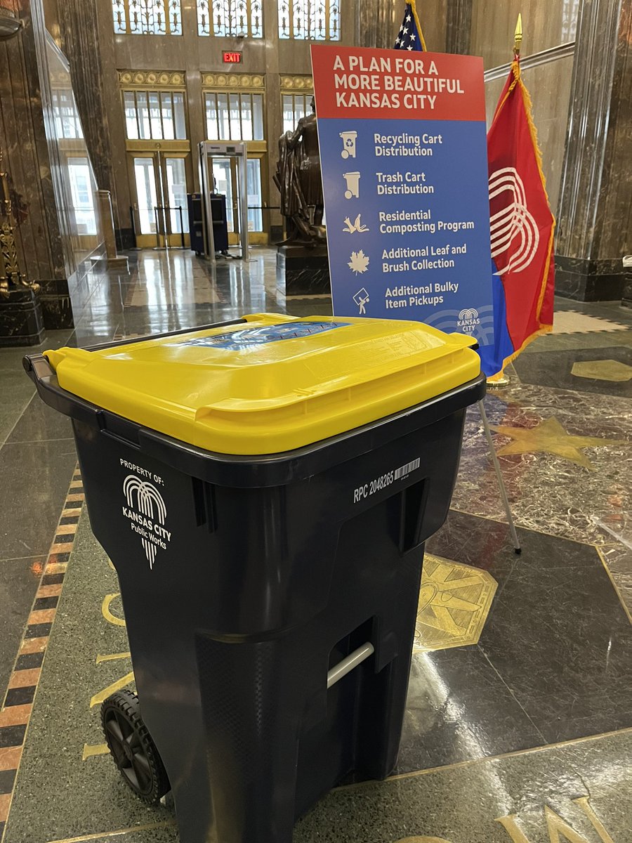 QuintonLucasKC's tweet photo. We’re talking trash today in Kansas City and discussing the City’s five-point plan for a cleaner city. 

♻️ Recycling bins with lids

🗑️ Trash bins with lids

🥬Residential composting program for food waste 

🍂Expanded leaf and brush pick up

🛋️ Expanded bulky item pick up https://t.co/EVsH5xxJNx