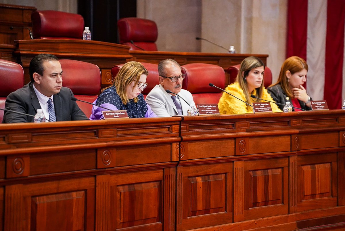 JuanZaragozaPR's tweet photo. [AHORA] Comienza la vista pública conjunta de las Comisiones de Hacienda, Asuntos Federales y Junta de Supervisión Fiscal; Asuntos Municipales y de Vivienda y Cumplimiento y Reestructuración para indagar sobre el programa de ayuda para la compra de placas solares.

Depone: William Rodríguez Rodríguez- Secretario del Deartamento de Vivienda