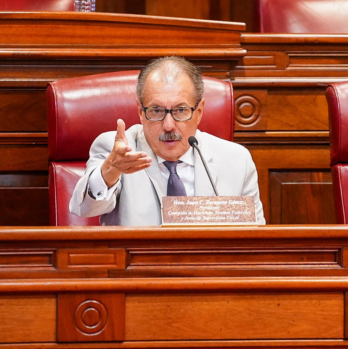 JuanZaragozaPR's tweet photo. [AHORA] Comienza la vista pública conjunta de las Comisiones de Hacienda, Asuntos Federales y Junta de Supervisión Fiscal; Asuntos Municipales y de Vivienda y Cumplimiento y Reestructuración para indagar sobre el programa de ayuda para la compra de placas solares.

Depone: William Rodríguez Rodríguez- Secretario del Deartamento de Vivienda
