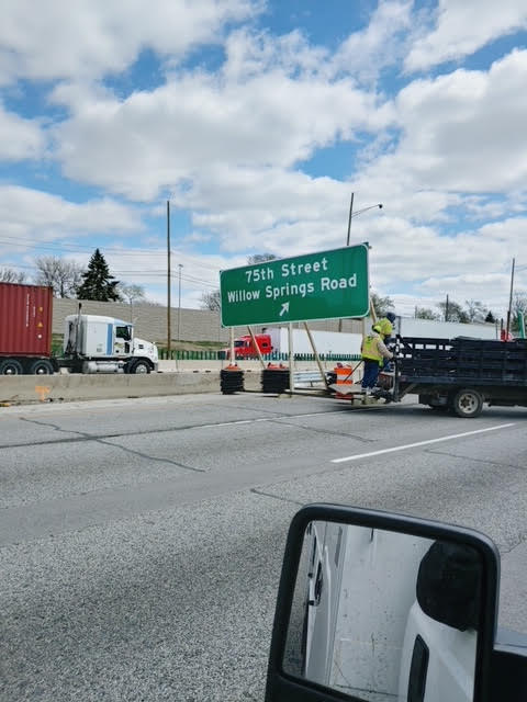 D2K_Traffic's tweet image. #tbt to putting this sign up! 

#ChicagoSuburbs #HighwaySafety #TrafficControlServices #TrafficControl #B2B #Construction
