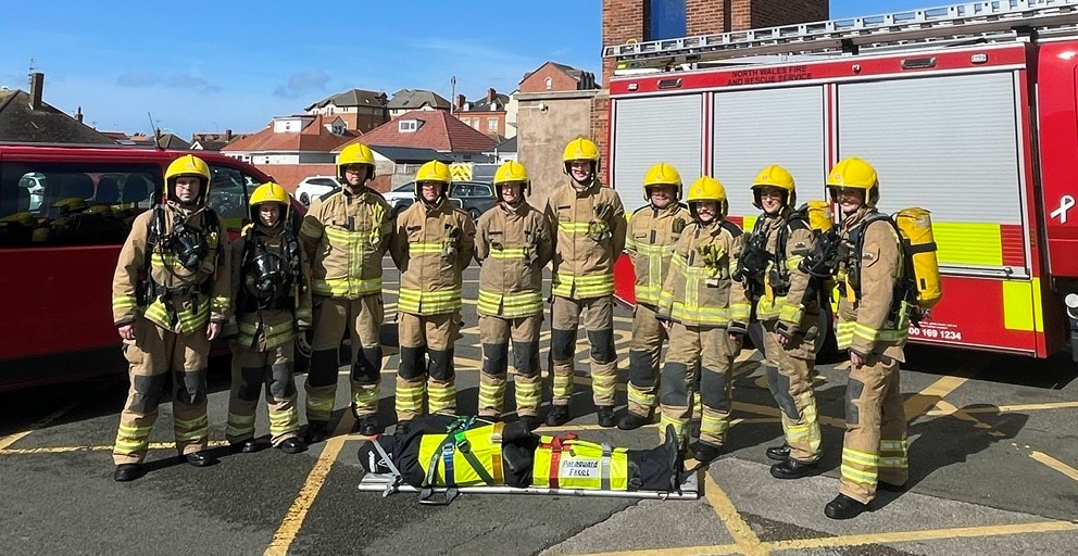 NorthWalesFire's tweet photo. Our new recruits are taking part in a pier to pier charity challenge tomorrow. We'll be at Llandudno pier from 12pm - come and show your support there or through Just Giving @firefighters999 #barbarabus https://t.co/q7NeWWoRa3 🚒🚒👩🚒👨🚒💦 https://t.co/0Q6UgtNBd6