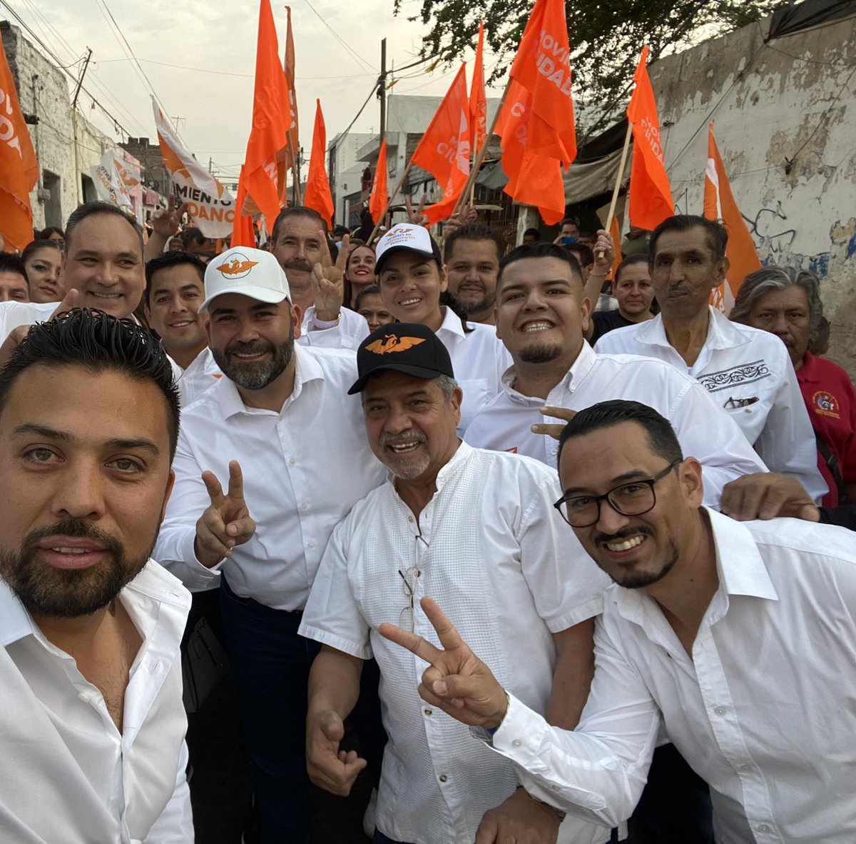 Enrique_Lopez3's tweet photo. Con esta fuerza y como parte de la nueva dirigencia en #Tonala, vamos a enfrentar el 2024. 
#EstamosListos
#HagamosQueSuceda 🍊 https://t.co/bQzzcVHMhV