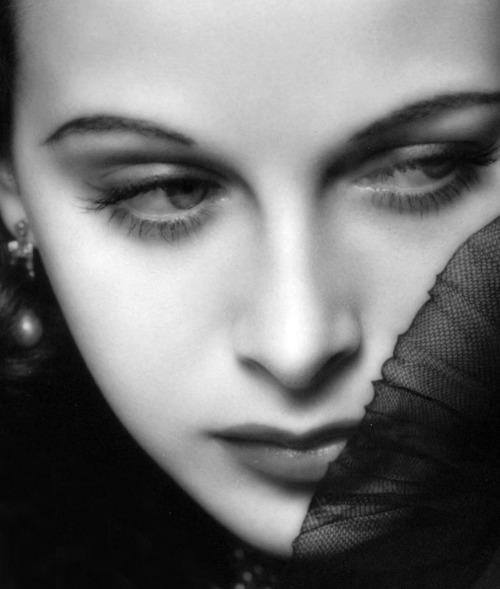 Noirchick1's tweet photo. The closeup perfection of Hedy Lamarr.... https://t.co/5ZJOlcNU4I