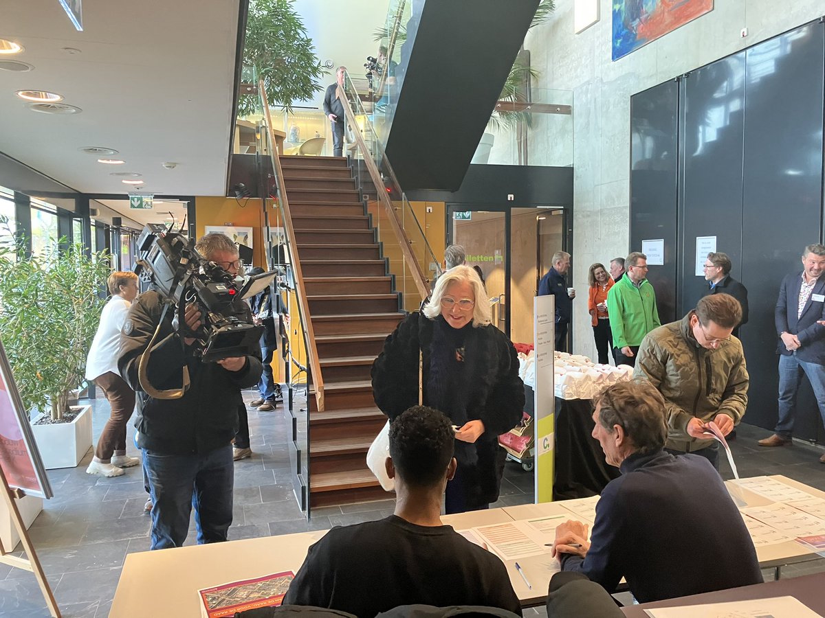 Het bezoek is begonnen. Raadsleden halen de routekaart en stempelkaart op voor hun toch door Nieuw-Vennep!
#raadhlmropbezoek #Nieuwvennep