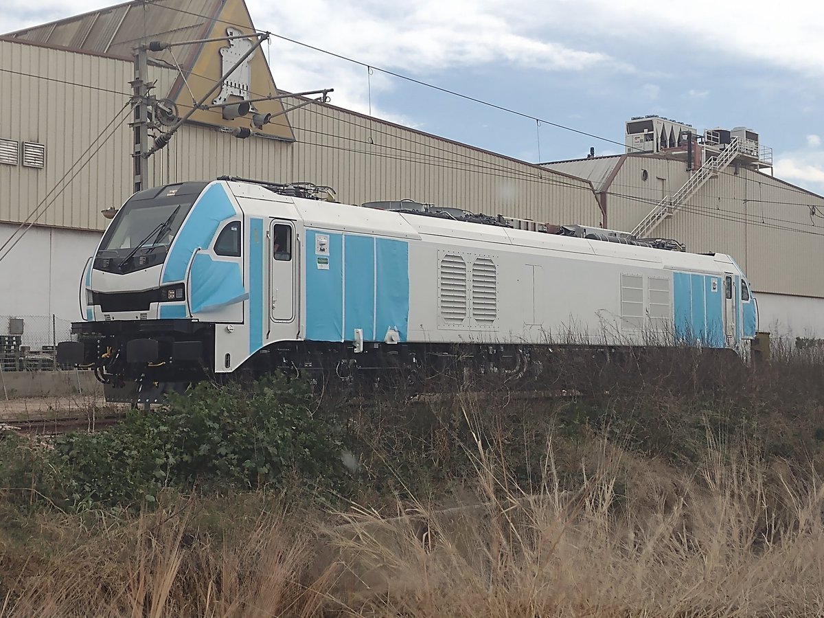 escaqueitor68's tweet image. #Stadler #Stadlereurodual #Eurodual 
Ahora mismo en la vía de pruebas de la factoría de Albuixech.
"Lienzo en blanco", ¿a dónde irá a parar?
