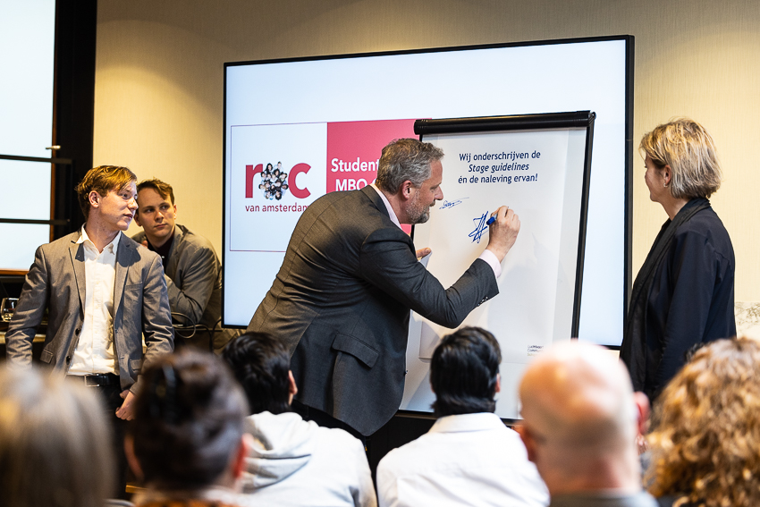 Vorige week vond de eerste Schiphol Stageconferentie plaats op MBO College Airport. Er zijn richtlijnen opgesteld om te zorgen dat kwalitatief hoogwaardige stages op Schiphol zijn geborgd. Lees meer op onze website:  
bit.ly/3TXdNrB